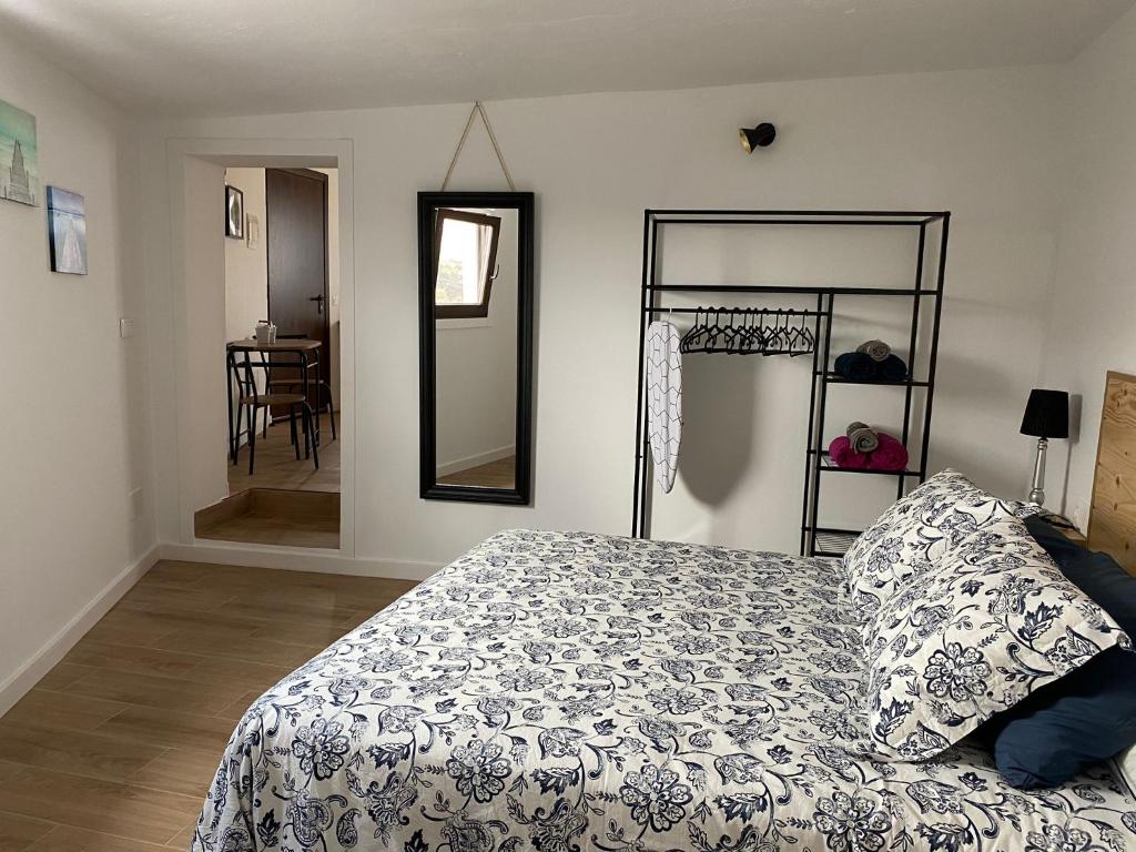 サン・バルトロメにあるCasa Saboaのベッドルーム(ベッド1台、鏡付)