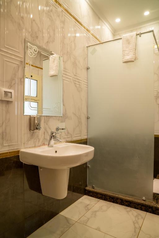 Un baño de Azal Lagoons Resort Abu Simbel