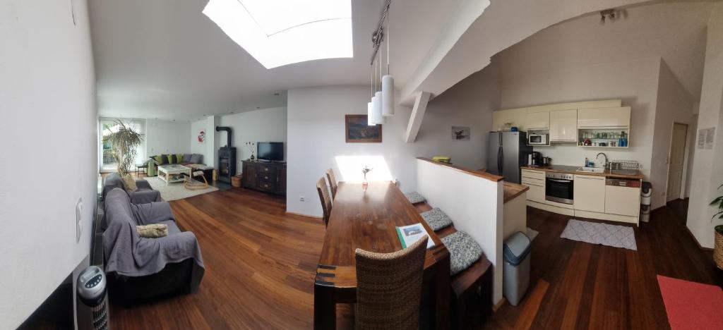 Kuchyňa alebo kuchynka v ubytovaní Ruhige, große Ferienwohnung am Mühlberg, Stadtrand