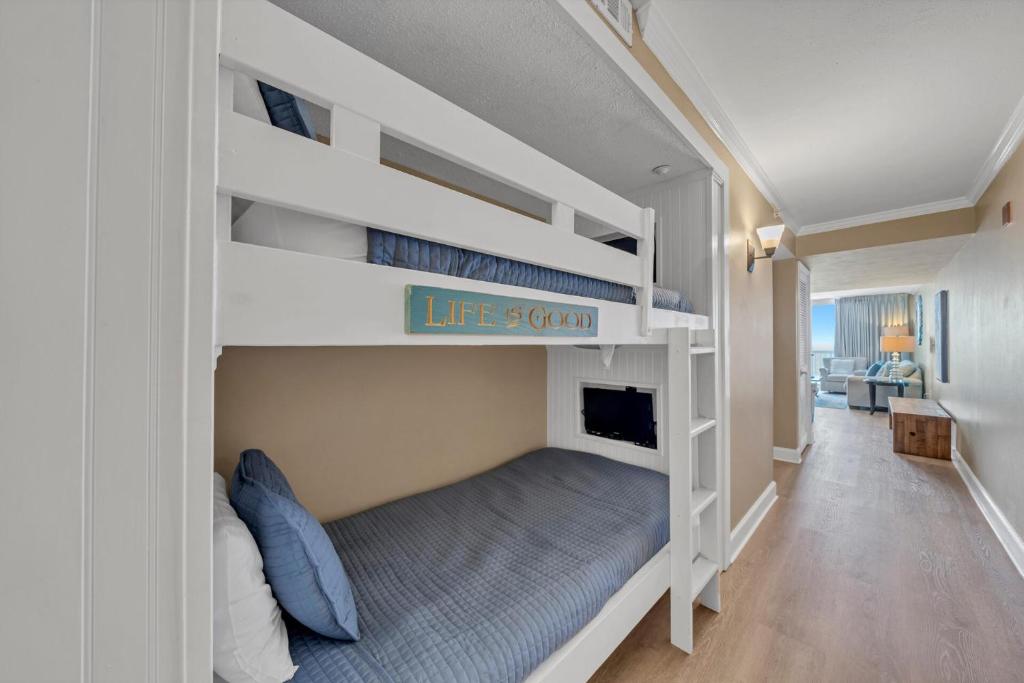 Ein Bett oder Betten in einem Zimmer der Unterkunft Pelican Beach Resort by Colasan
