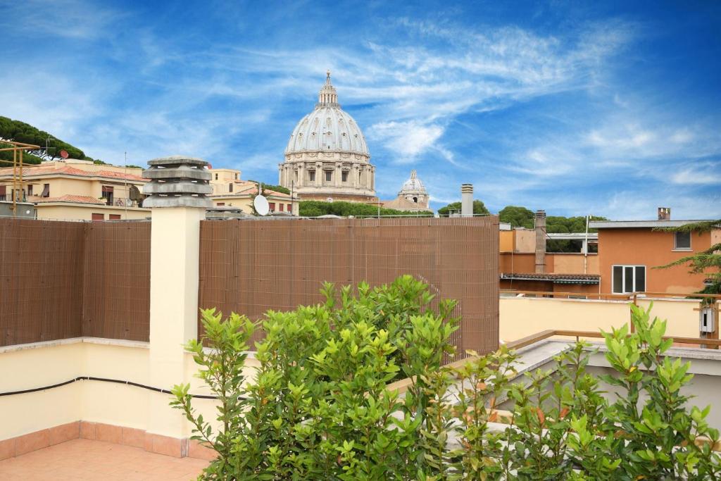 - une vue sur le bâtiment principal depuis le toit d'un bâtiment dans l'établissement L'Isola di Esme, à Rome