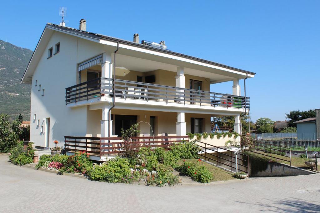 Villar Focchiardo的住宿－Fior di Loto Apartment，一座大型白色建筑,设有阳台和鲜花