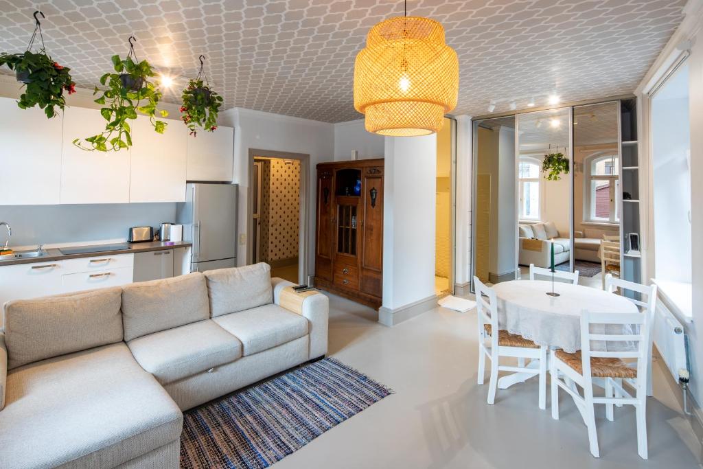 salon z kanapą i stołem w obiekcie Hidden Gem w Rydze