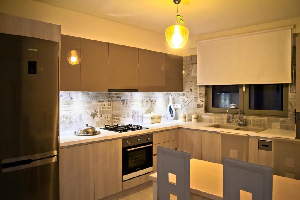Kuchnia lub aneks kuchenny w obiekcie Sea View Beachfront Villa Maria