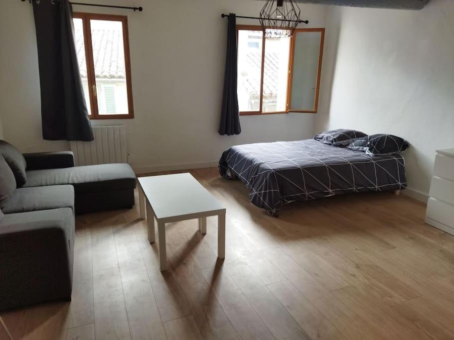 Ένα ή περισσότερα κρεβάτια σε δωμάτιο στο BudgetBnb 134, Toulon grand studio ensoleillé