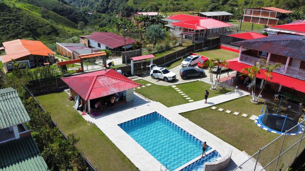 - une vue aérienne sur une maison avec une piscine dans l'établissement Villa Amor - Queremal, à El Queremal
