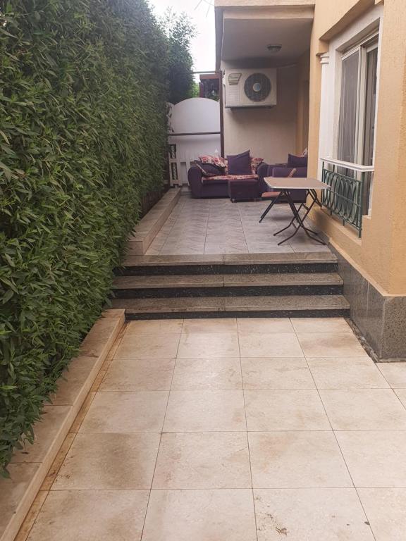 Fotografie z fotogalerie ubytování شقة مفروشة فرش فندقي دور ارضي ١٥٠م بجنينة ٩٠ م تطل على حديقة خاصة v destinaci Kafr Abū ʼumaydah