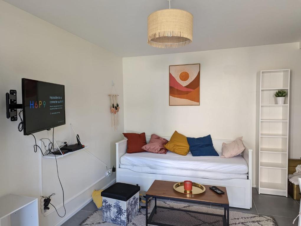 Cette petite chambre comprend un lit et une table. dans l'établissement Studio Rambouillet, Parc & Forêt, à Rambouillet
