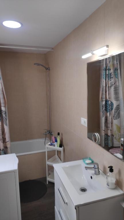 y baño con lavabo, espejo y bañera. en Anna's apartments, en Alicante