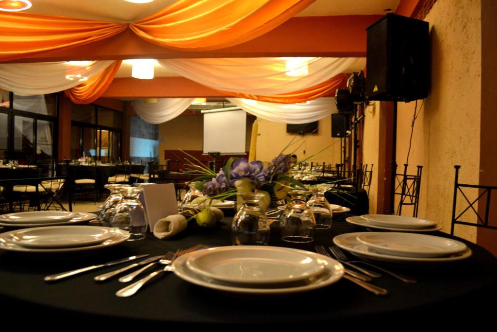 Un restaurant u otro lugar para comer en Hotel Samka