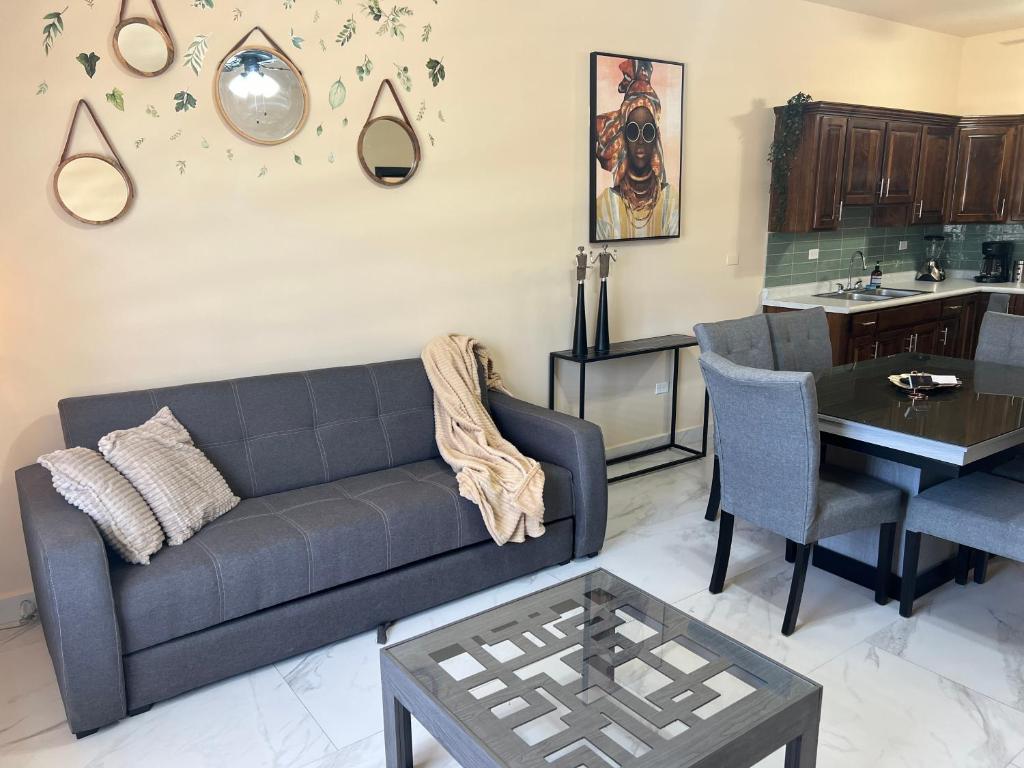 un soggiorno con divano e tavolo di Ancla Suites Urban Hotel - 6 a Puerto Peñasco