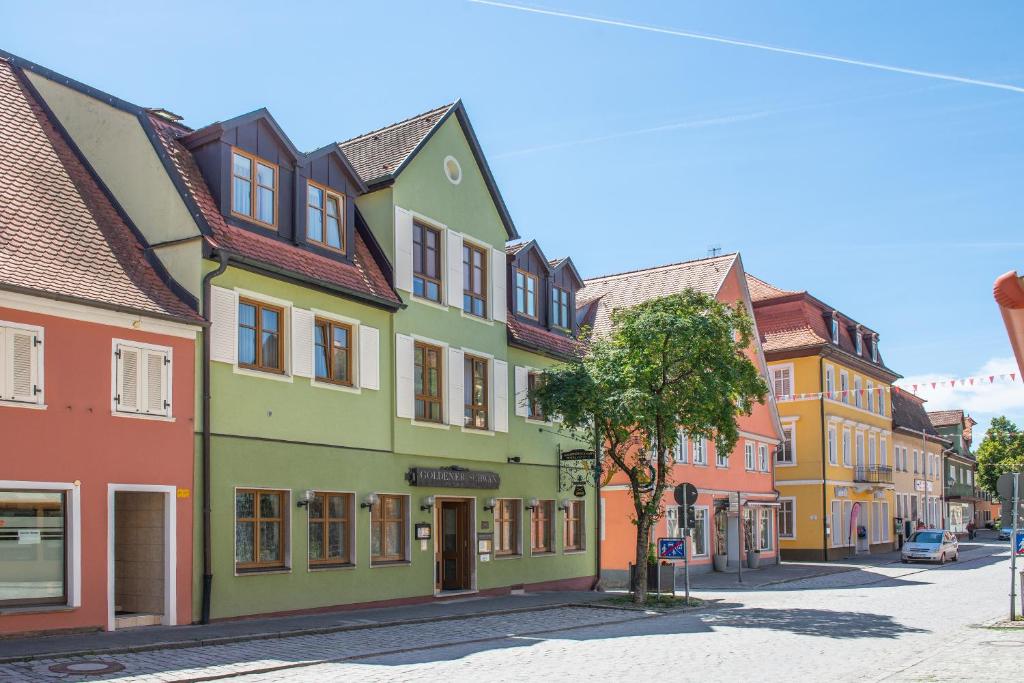 een straat in een stad met kleurrijke gebouwen bij Goldener Schwan Hotel Garni in Bad Windsheim