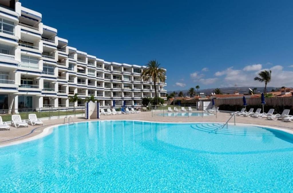 a large swimming pool in front of a hotel at TAMARAN (ENTRE YUMBO ET CITA) in Playa del Ingles