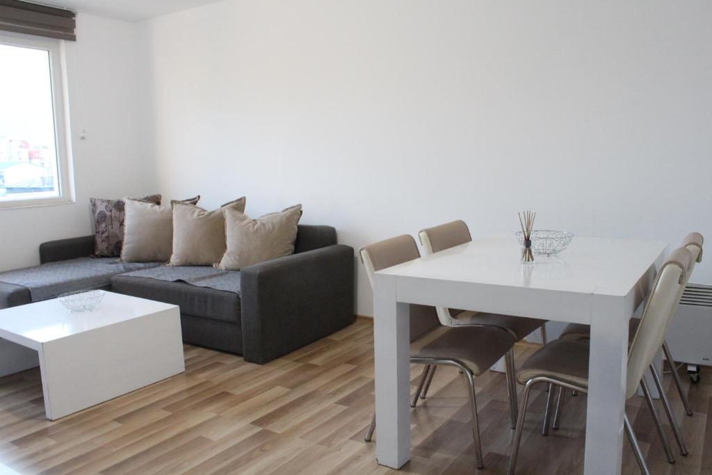 uma sala de estar com um sofá e uma mesa em Dino's apartment em Skopje