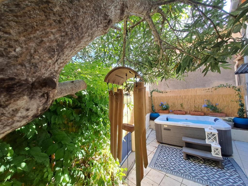 Photo de la galerie de l'établissement Le Cottage de Sainte Valière (Jacuzzi et terrasse ), à Sainte-Vallière