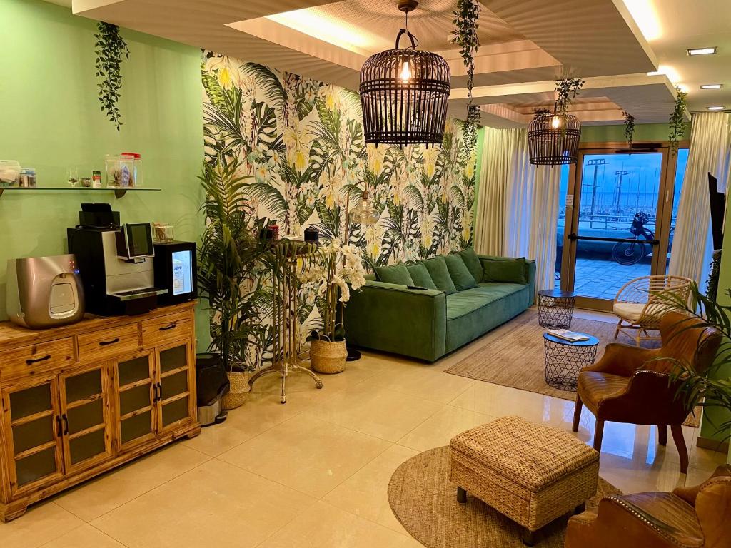 - un salon avec un canapé et une télévision dans l'établissement Marina Beach Hotel, à Tel Aviv