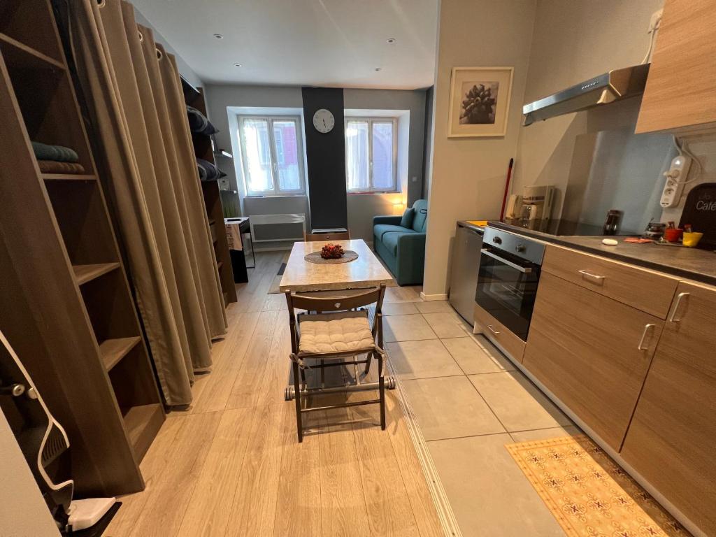 uma cozinha com uma mesa e uma sala de jantar em Studio tout confort 2 personnes au coeur de l'Alsace em Wolxheim