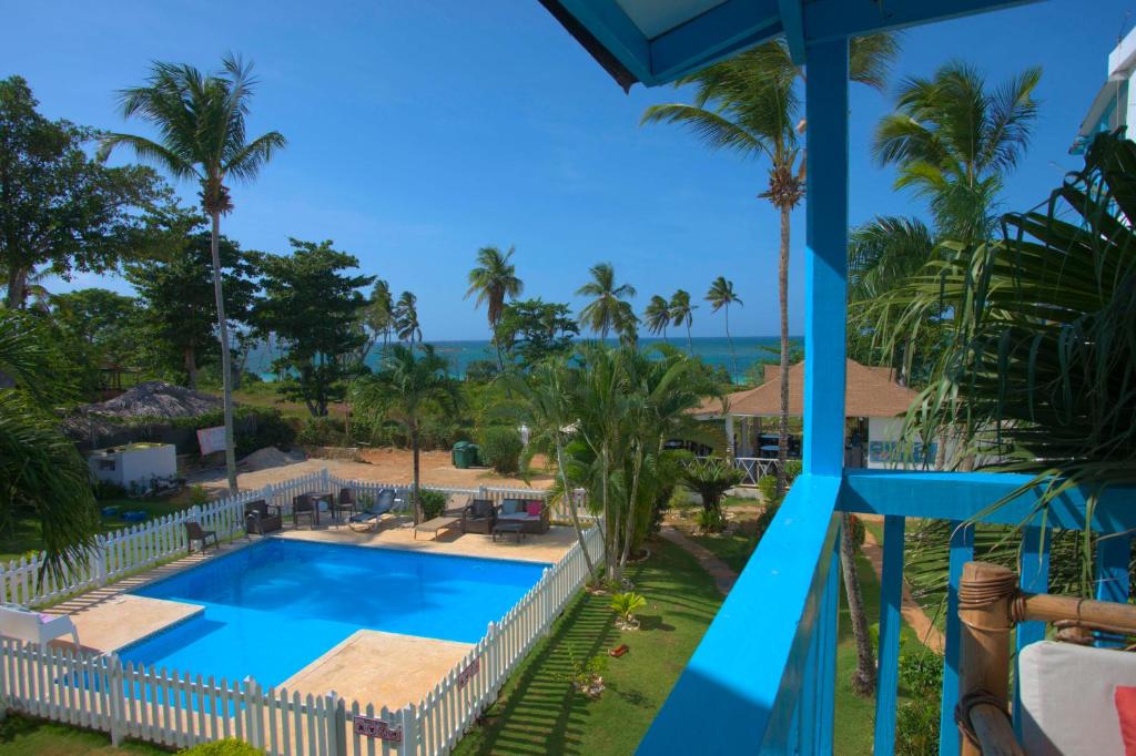 拉斯加勒拉斯的住宿－B&B Aparthotel La Isleta，从度假村的阳台上可欣赏到游泳池的景色