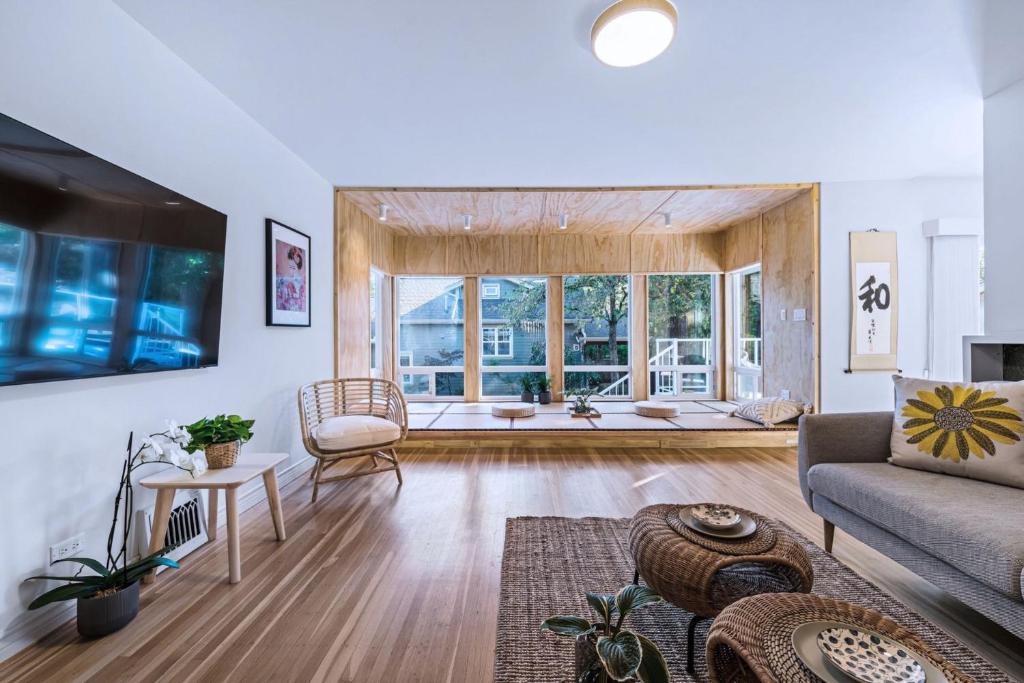 ein Wohnzimmer mit einem Sofa und einem Tisch in der Unterkunft Three-Tree Villa-Central Location in Vancouver