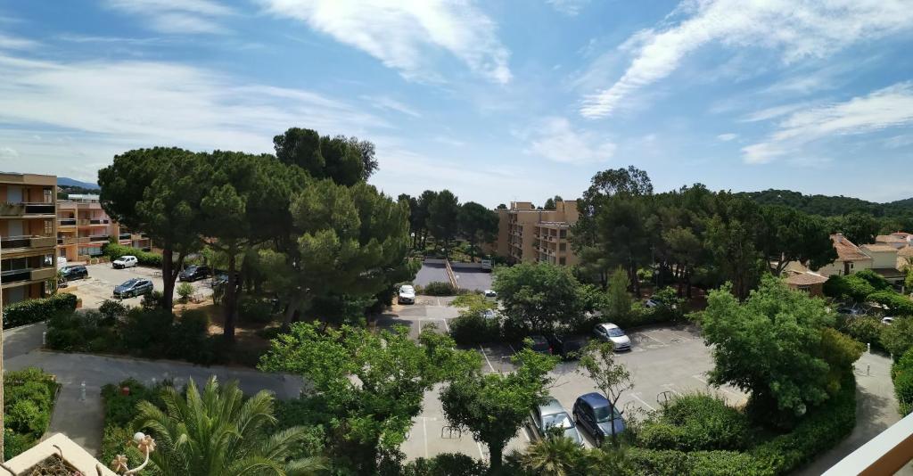 - un balcon avec vue sur un parking dans l'établissement Appartement T2 + cabine - classé 3 étoiles, à Bormes-les-Mimosas