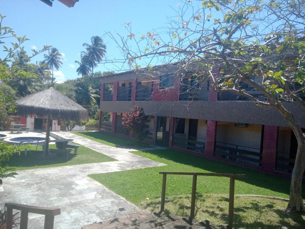 een gebouw met een picknicktafel ervoor bij Pousada Sitio Paraíso in Cabo de Santo Agostinho