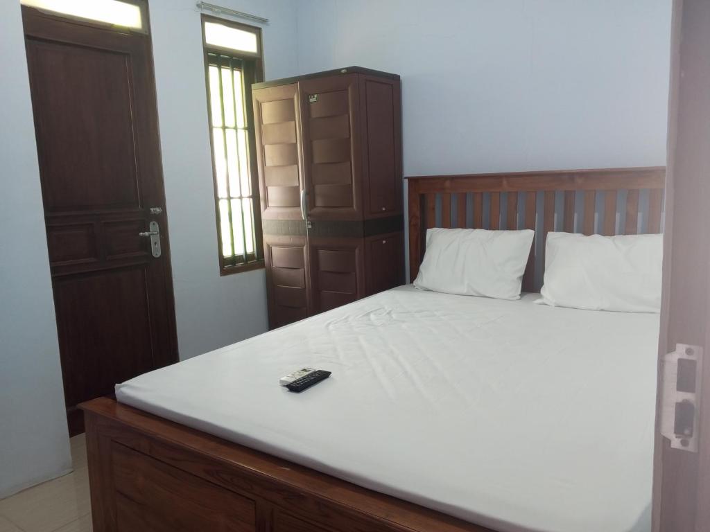 Een bed of bedden in een kamer bij Capital O 93116 Srawung Family Homestay Syariah