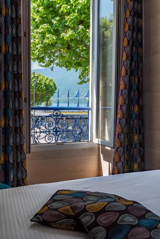 Postel nebo postele na pokoji v ubytování Hotel Beau Rivage