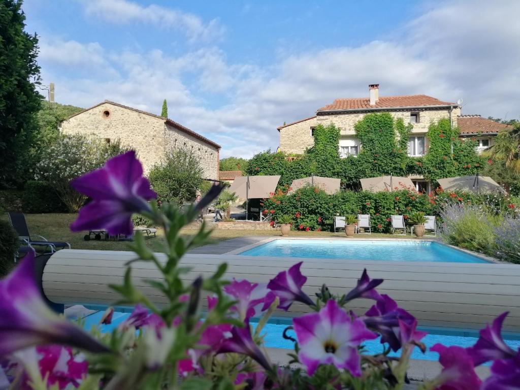 Bazén v ubytování Hotel Le Mas Trilles nebo v jeho okolí
