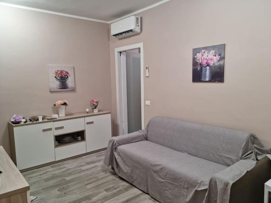 ein Wohnzimmer mit einem Sofa und einer Küche in der Unterkunft Da Francesco in Pisa