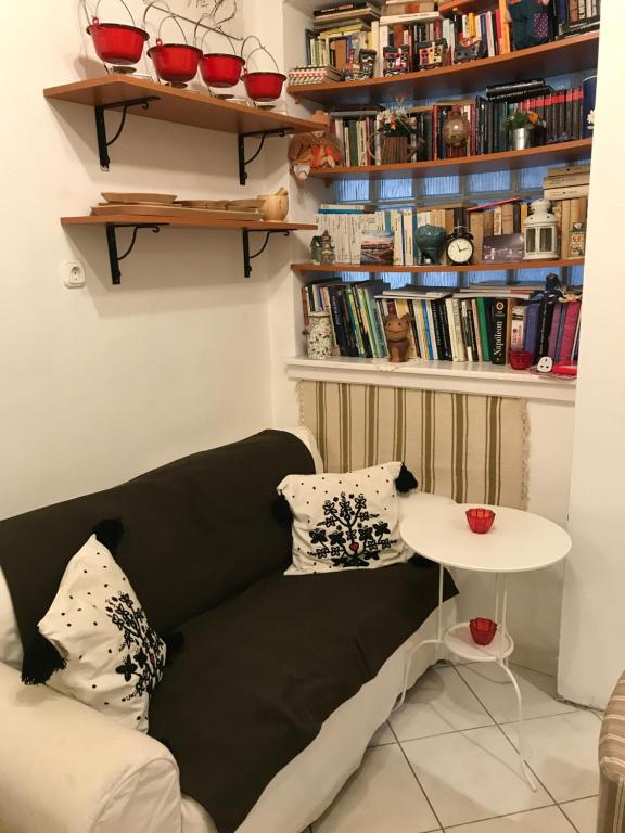 een woonkamer met een bank en een tafel bij Malvin Apartman in Boedapest