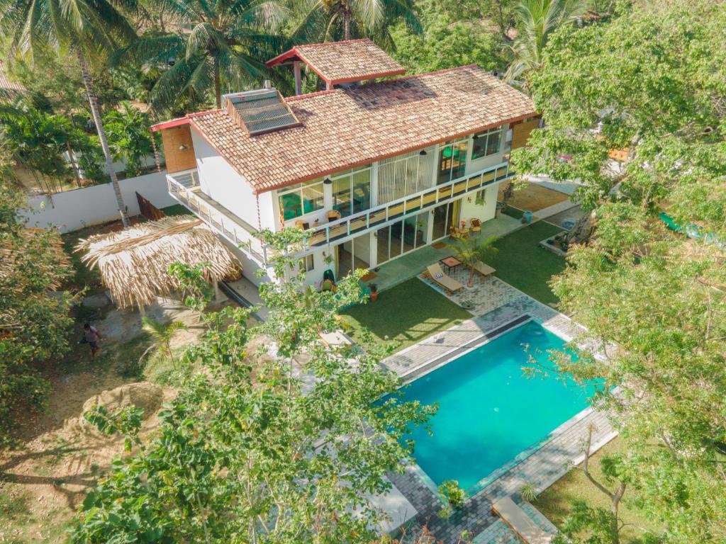 vista aerea di una casa con piscina di CJ's House at Mawella a Ihalagoda
