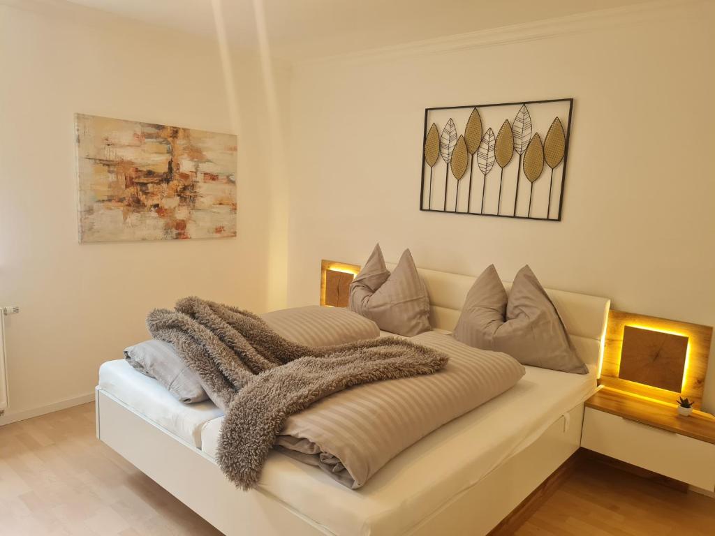 een bed met een deken erop bij Aparts Lakeview -Gerlitzen -Ossiacher See -Ski in Tratten