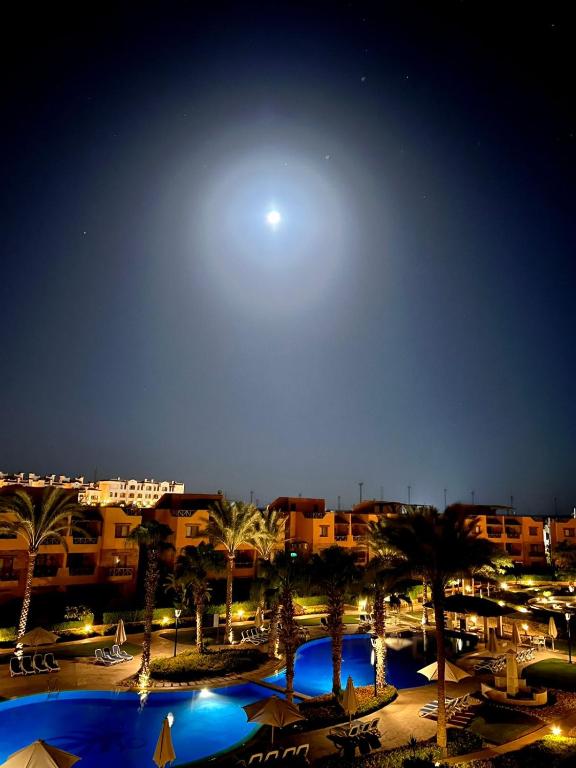 Mountain View Sokhna 2, Sea & Pool View, 3bedrooms, Penthouse with Roof- Families ONLY内部或周边的泳池