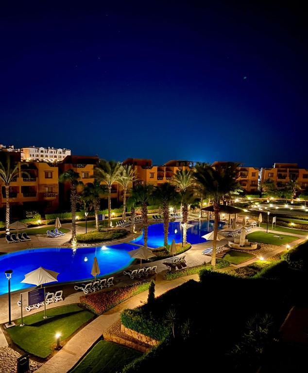 Mountain View Sokhna 2, Sea & Pool View, 3bedrooms, Penthouse with Roof- Families ONLY内部或周边的泳池
