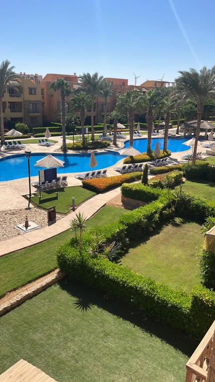 艾因苏赫纳Mountain View Sokhna 2, Sea & Pool View, 3bedrooms, Penthouse with Roof- Families ONLY的带游泳池的度假村景观