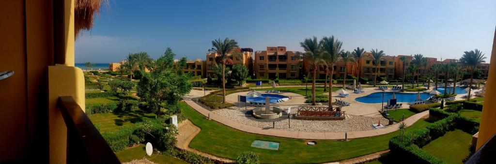 艾因苏赫纳Mountain View Sokhna 2, Sea & Pool View, 3bedrooms, Penthouse with Roof- Families ONLY的享有带游泳池的度假村的空中景致
