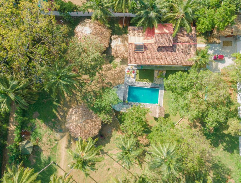 Piscina de la sau aproape de CJ's House at Mawella