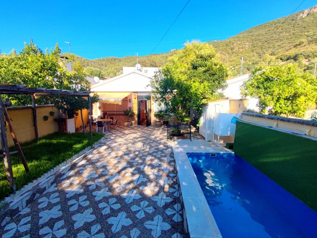 einen Hinterhof mit einem Pool und einem Haus in der Unterkunft La Casa del Naturalista in El Bosque