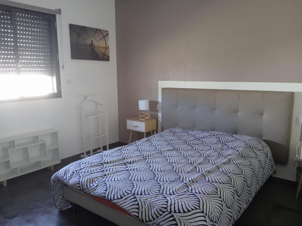 - une chambre avec un lit et une fenêtre dans l&#39;établissement Un air de campagne, à Montauban