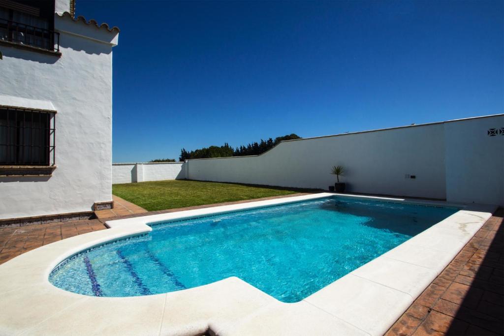 einen Pool im Hinterhof eines Hauses in der Unterkunft Villas Florida in Conil de la Frontera