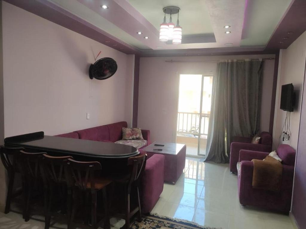 ein Wohnzimmer mit einem Sofa und einem Tisch in der Unterkunft شقة بكفر الشيخ in Disūq