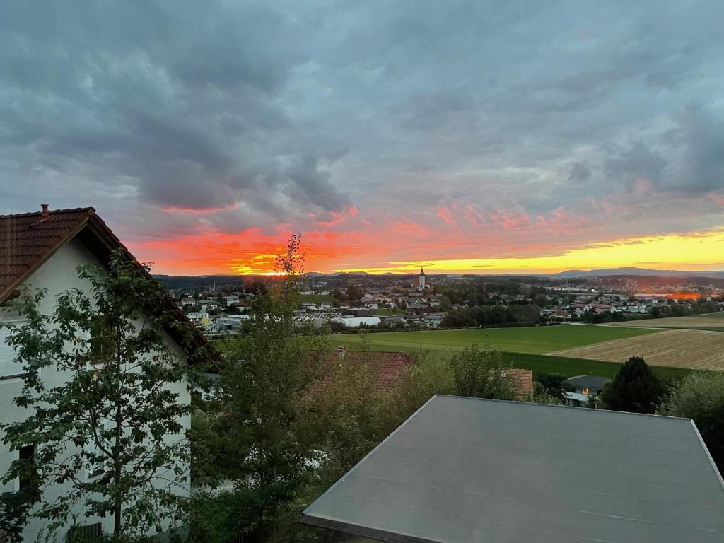 Východ nebo západ slunce při pohledu z apartmánu nebo okolí