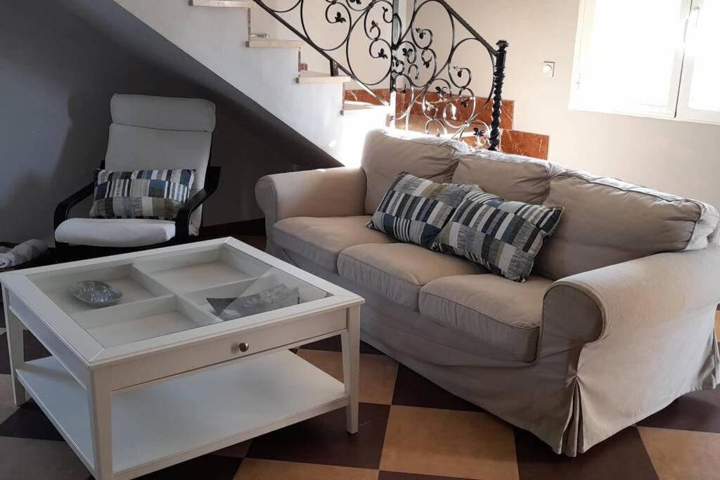 Posezení v ubytování Villa La Hojilla relax o trabajo