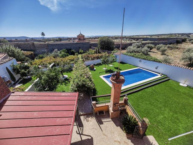 un gran patio trasero con piscina y jardín en Casa Rural Teralba, en La Calzada de Oropesa