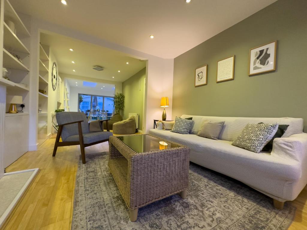 sala de estar con sofá blanco y silla en Mark Road Villa, en Oxford