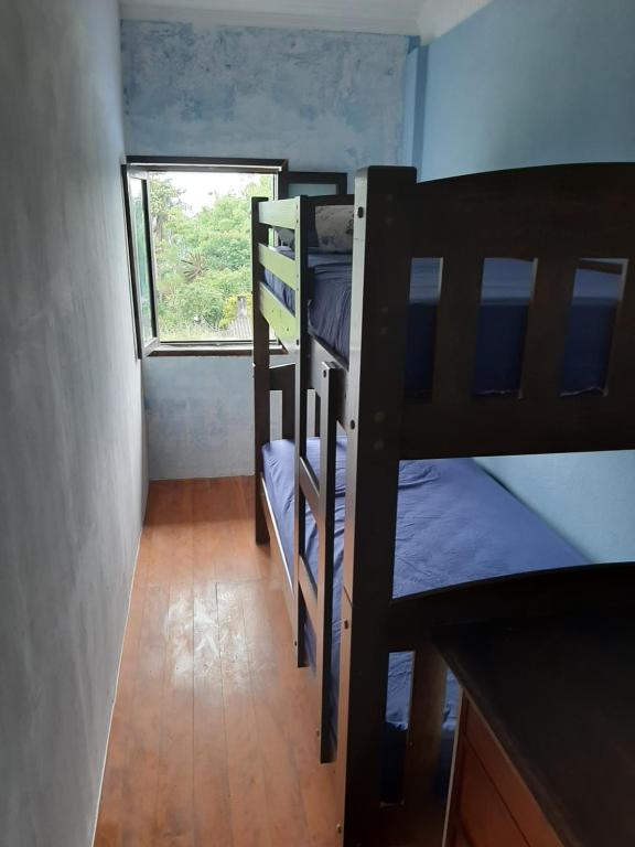 a small room with two bunk beds and a window at Embu Manacás da Serra in Embu