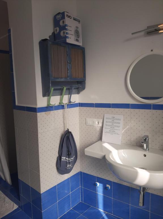 une salle de bain avec un lavabo et un miroir dans l'établissement Dream House Ischia Zio Peppe, à Ischia