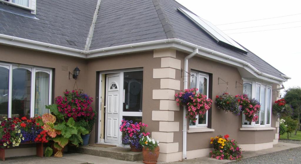 una casa con flores en la parte delantera en Killurin Lodge en Wexford