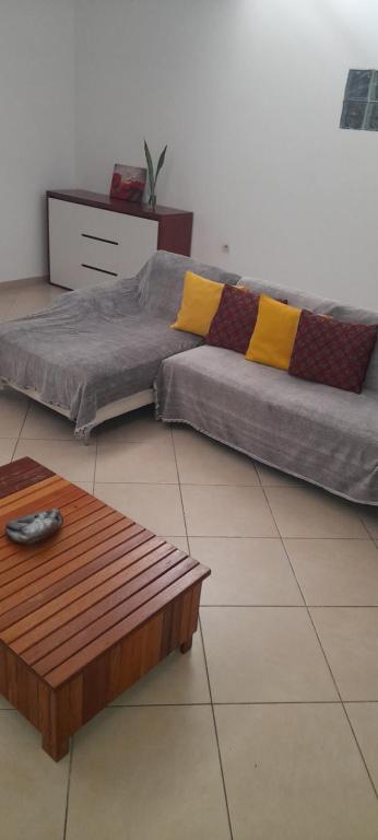 1 dormitorio con 2 camas y mesa de centro en Stay at Kety's en Praia