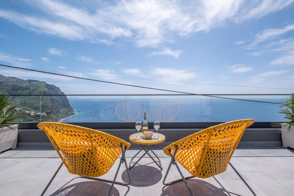 patio con mesa y sillas en el balcón en Villa Otto by GALMI, en Campanário
